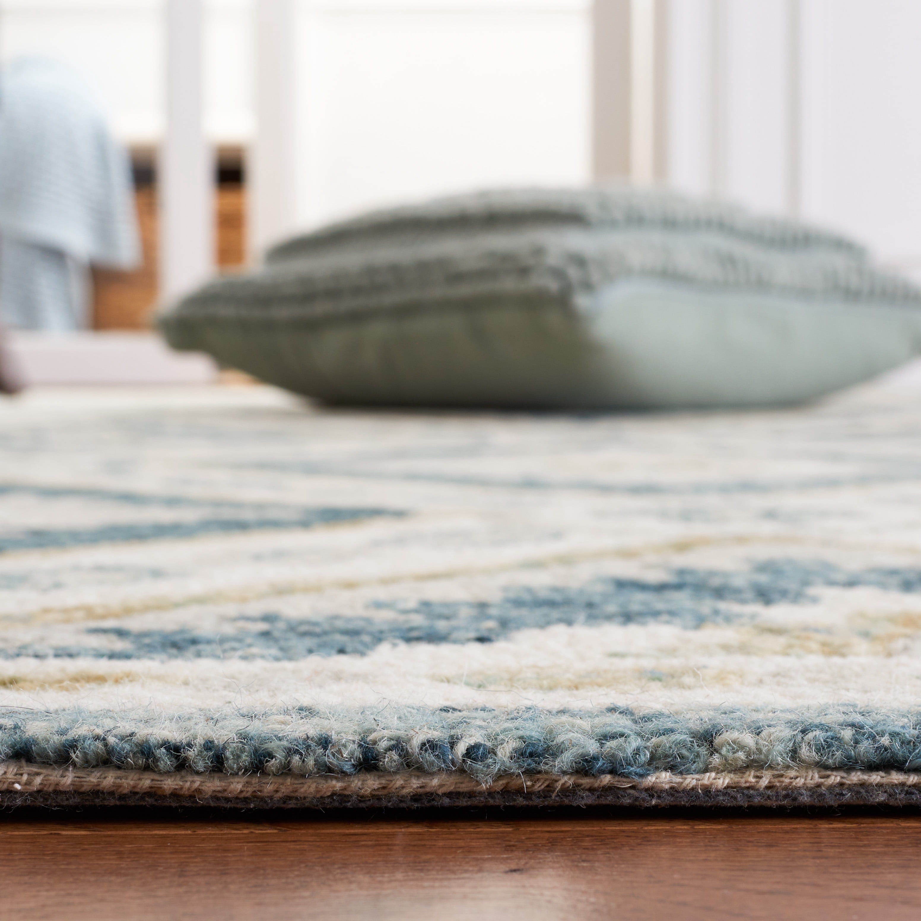 SAFAVIEH Martha Stewart Tufted Diamond Area Rug, Blue/Ivory, 5' x 8'