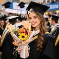 thumbnail image 4 of Ramo de peluches con aroma a girasoles para graduación: un adorable peluche con aroma a girasoles, tejido suave y decoración festiva para ceremonias o fiestas de graduación., 4 of 6