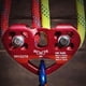 thumbnail image 3 of Tirolesa de 30 kN con polea doble y rodillo para escalada en roca rojo, 3 of 7