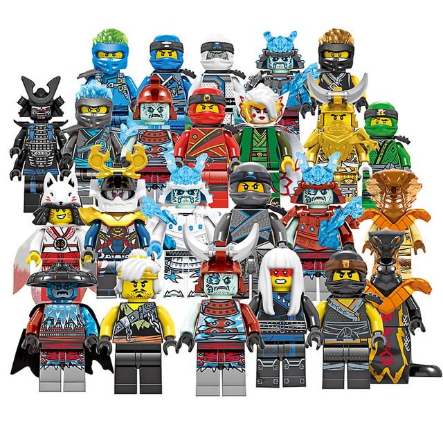 juego de 24 piezas ninjago mini figuras kai jay sensei wu maestro juguetes de bloques de construcción—Conjunto frontal de 24 minifiguras personalizadas en plástico ABS (aprox. 4.5 cm) color acero inoxidable, con cascos, armas y piezas desmontables sobre fondo blanco; incluye bolígrafo de papelería; adecuado para colecciones y displays de juguetes para armar.