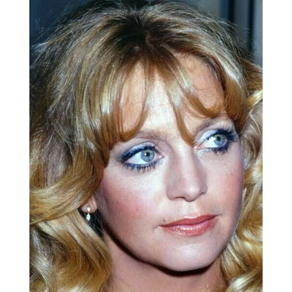 Goldie Hawn close-up portrait 1970's era gazes to side 8x10 inch photo