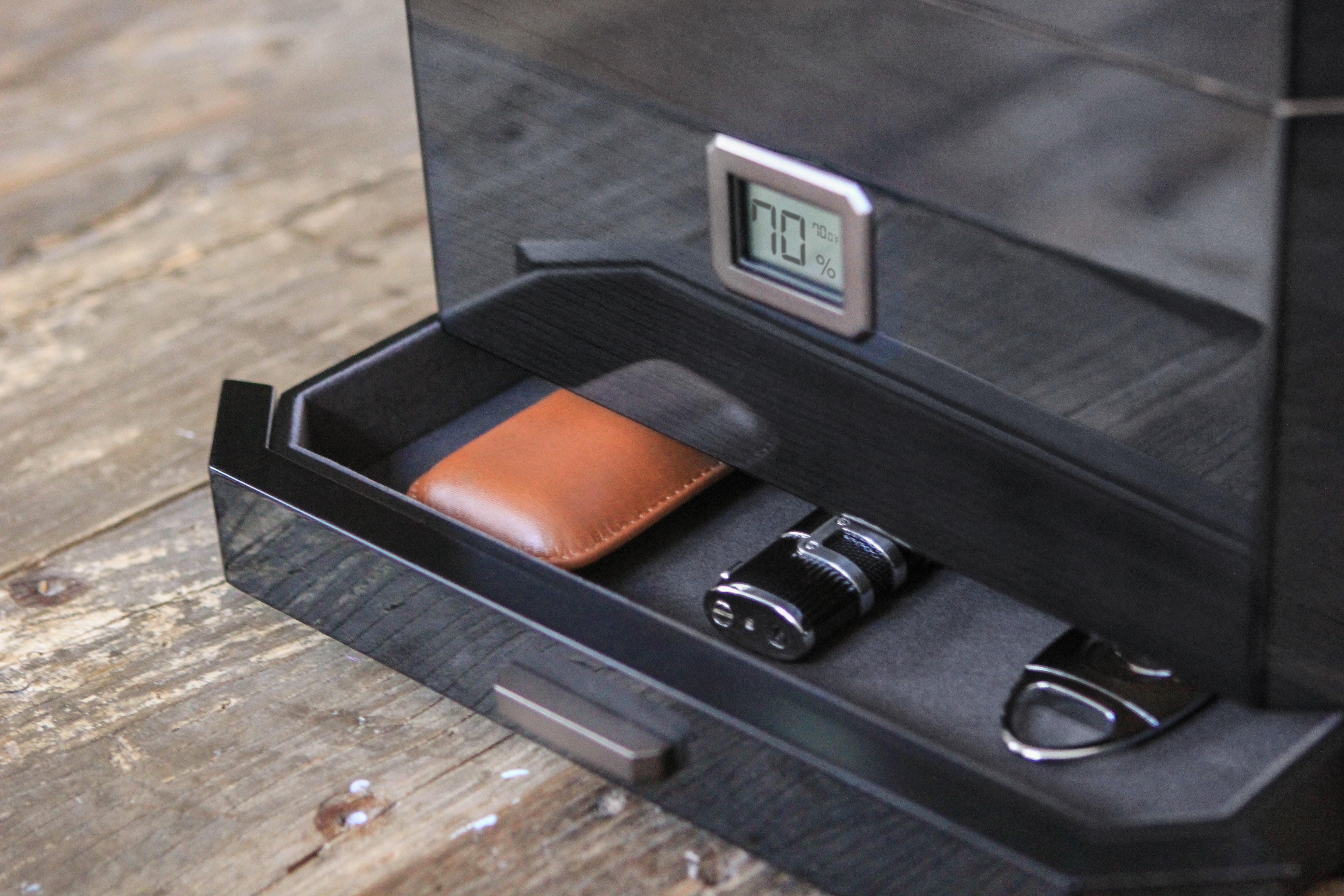 Octodor Large Black Piano Finish Glass Top Cedar Humidor Holds (50-100 Cigars) by Case Elegance