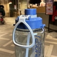 thumbnail image 2 of Taza de agua de gran capacidad, taza espacial de plástico para adultos, taza de plástico para estudiantes al aire libre, taza de agua para adultos, taza de fitness para hombres y mujeres (1 L, azul), 2 of 3