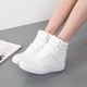 thumbnail image 1 of Zapatos de mujer de suela gruesa blancos invisibles que aumentan la altura Zapatos altos de otoño e invierno para mujer Zapatos casuales de estilo coreano para mujeres estudiantes, 1 of 5