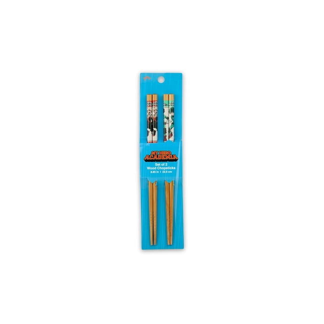 set de palillos my hero academia deku todoroki all might pack de dos palillos de madera; vista frontal en empaque azul que muestra mangos decorados con ilustraciones de Deku, Todoroki y All Might y puntas de madera natural.