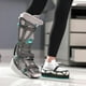 thumbnail image 5 of Bota Shoe Balancer EvenUp, talla pequeña, para caminar, color negro y verde azulado, 5 of 9