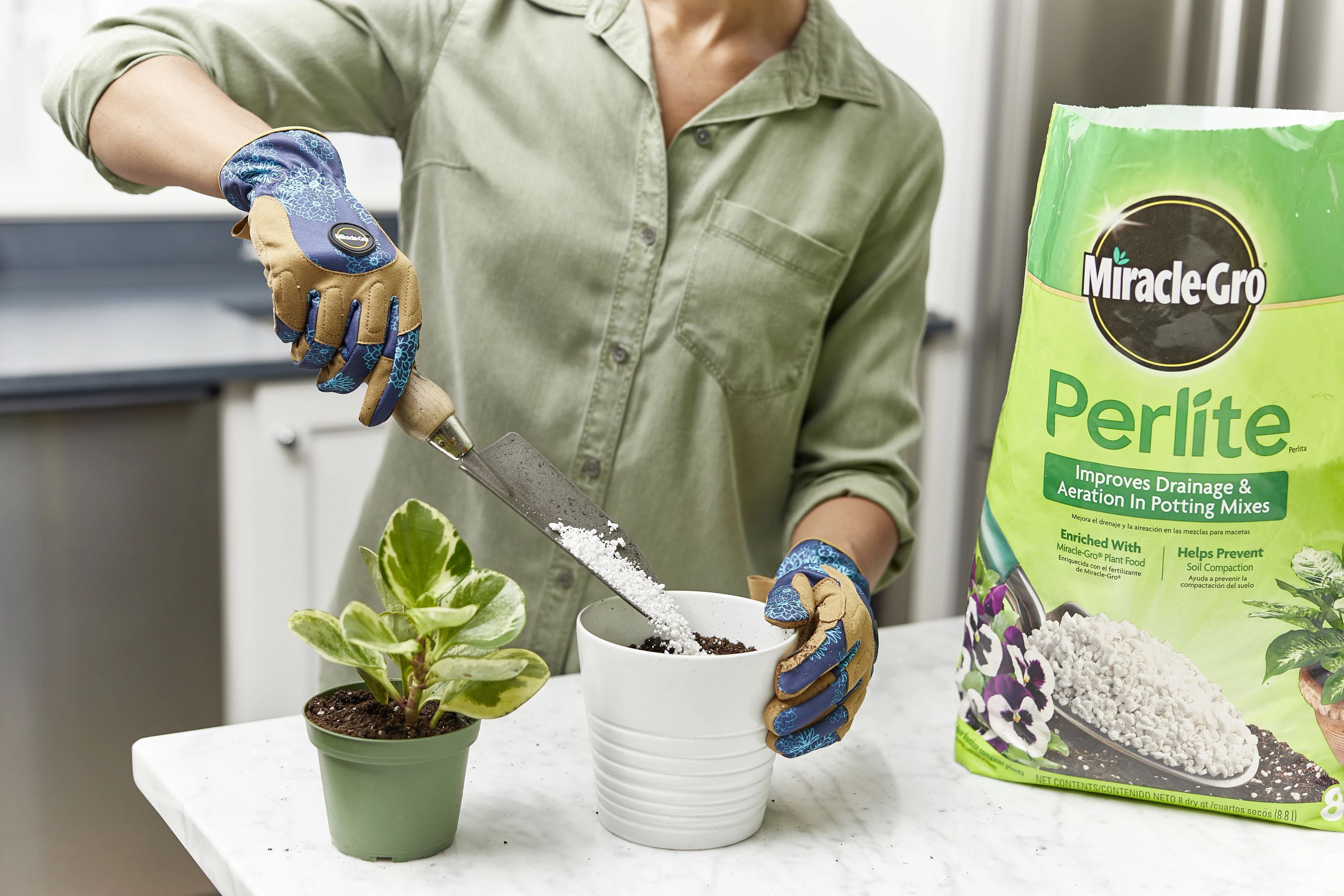 Miracle-Gro Perlite, 8 qt., Improves Drainage and Aeration in Potting Mixes