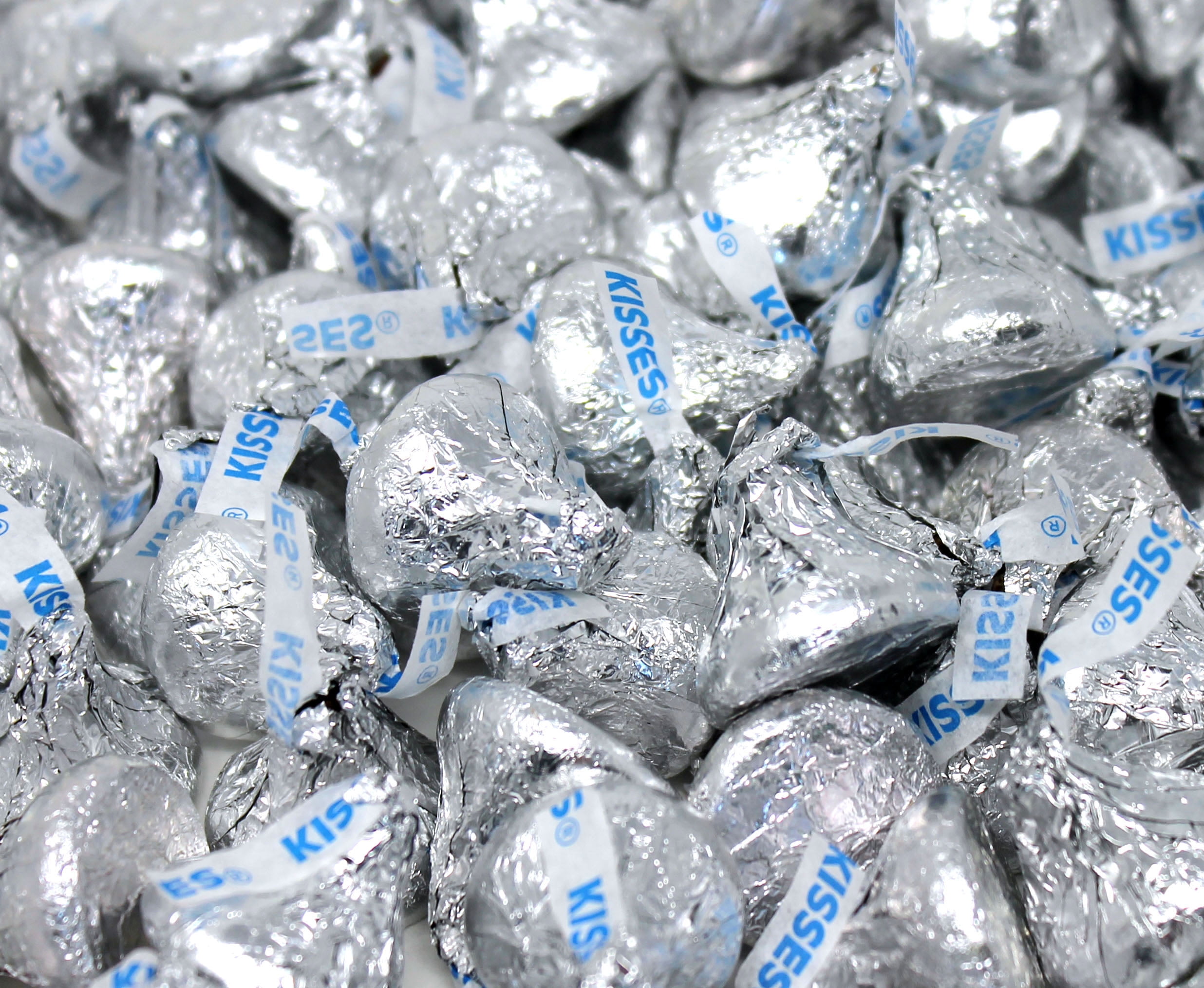 HERSHEY'S KISSES Milk Chocolate, Silver Foil (Pack of 2 Pounds