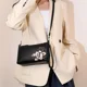 thumbnail image 5 of Elegante bolso bandolera de piel negra con bordado floral Bolso de hombro compacto y versátil para mujer Combinación de estilo y funcionalidad, 5 of 5