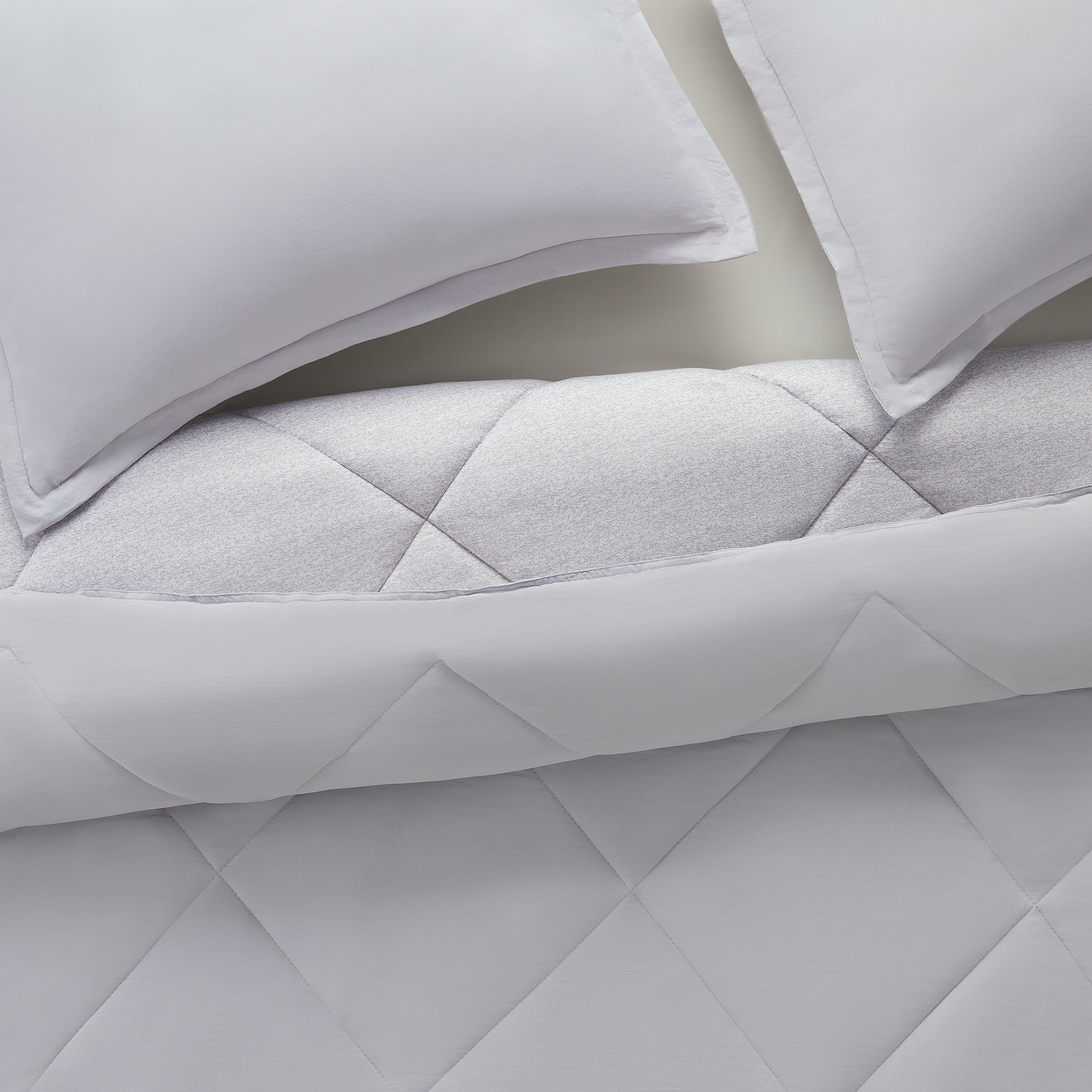 Serta Supersoft Cooling Bed Set, 5 Piece Reversible Bedding Comforter and Solid Sheet Set, Twin/ Twin XL, Micro Chip Grey
