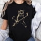 thumbnail image 1 of Playera de Mujer 100% Algodón con Gato Jugando Hockey, 1 of 7