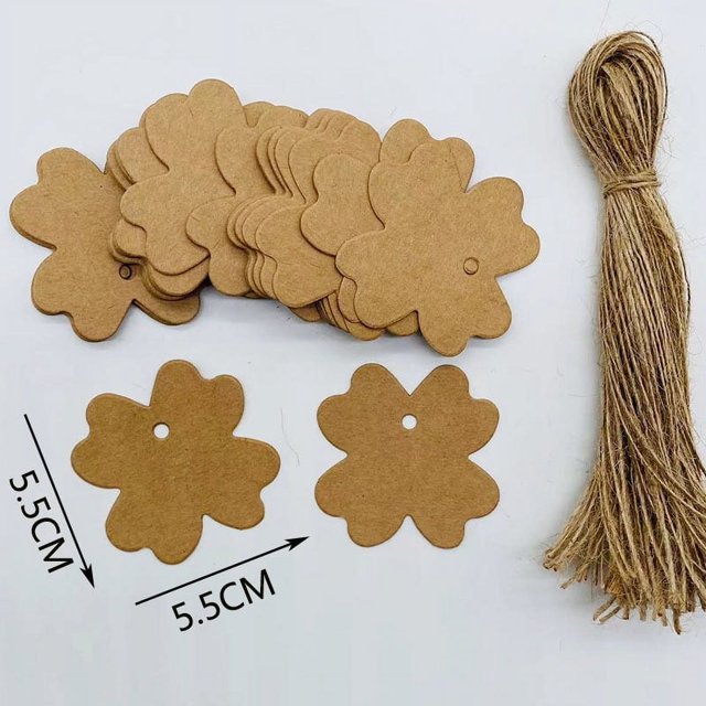 Tarjetas de presentación con notas y mensajes en papel marrón en blanco, pequeñas tarjetas de felicitación, nombres de lugares, vocabulario, palabras, grafitis, álbumes de recortes, etiquetas de