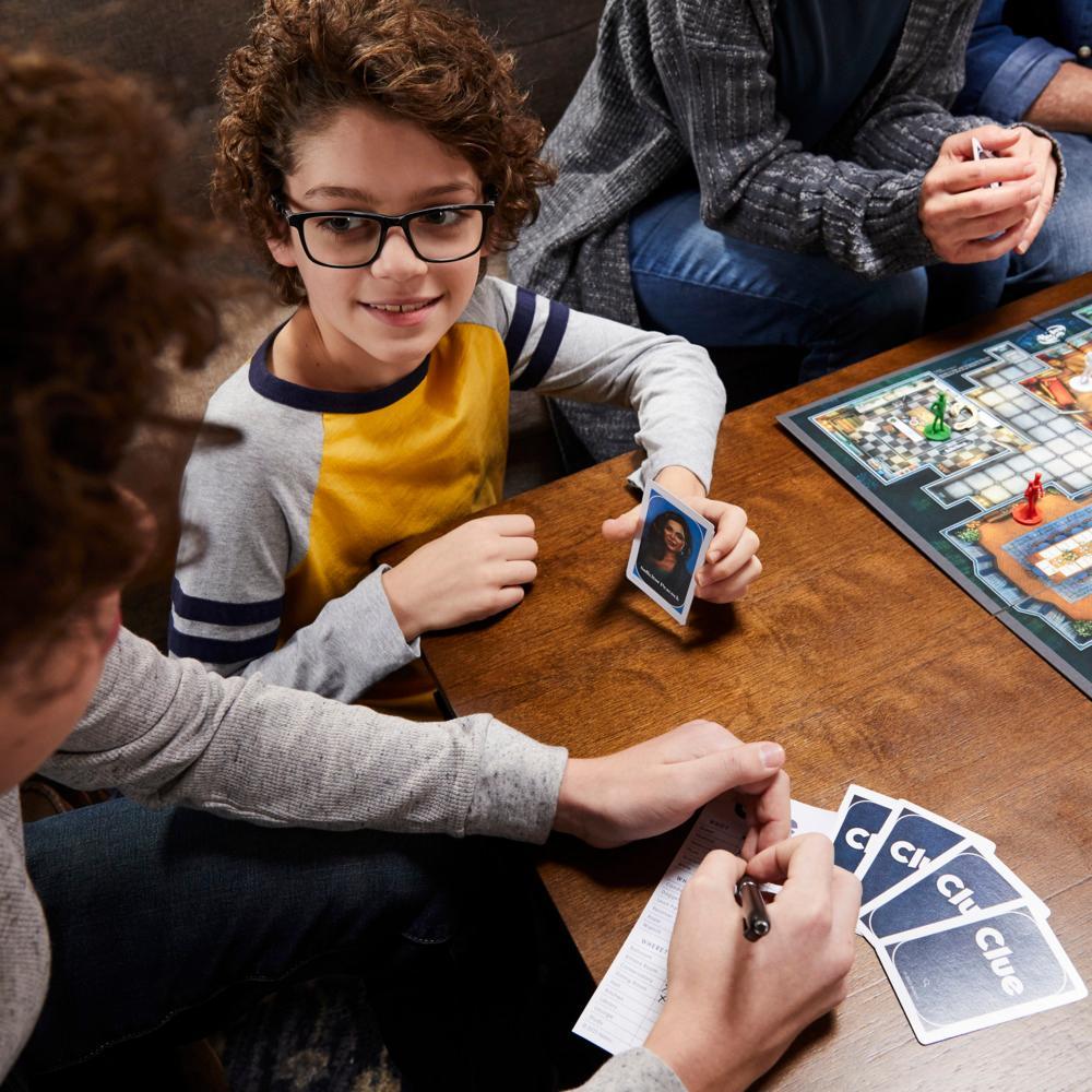 Clue Classic Mystery Board Game photo 5