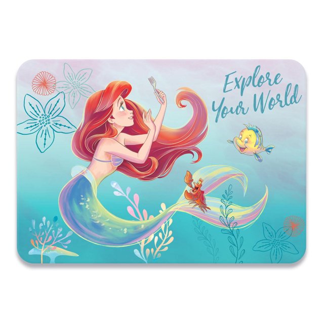 La Petite Sirène « Ariel l'Explorateur » Napperon Mettant en Vedette Ariel aux Cheveux Rouges Fluides et une Queue de Sirène Verte Tenant une Fourchette, Accompagné de Sebastian le Crabe et du Poisson Platane, sur un Fond Bleu avec des accents Floraux et la phrase « Explore Ton Monde », Fabriqué en Polypropylène durable et Résistant aux Taches, Convient pour un Entretien Facile à Essuyer.
