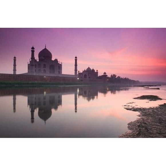 Taj Mahal de le Long de la Rivière Yamuna au Crépuscule, Affiche Indienne Imprimée par Walter Bibikov (36 x 24)
