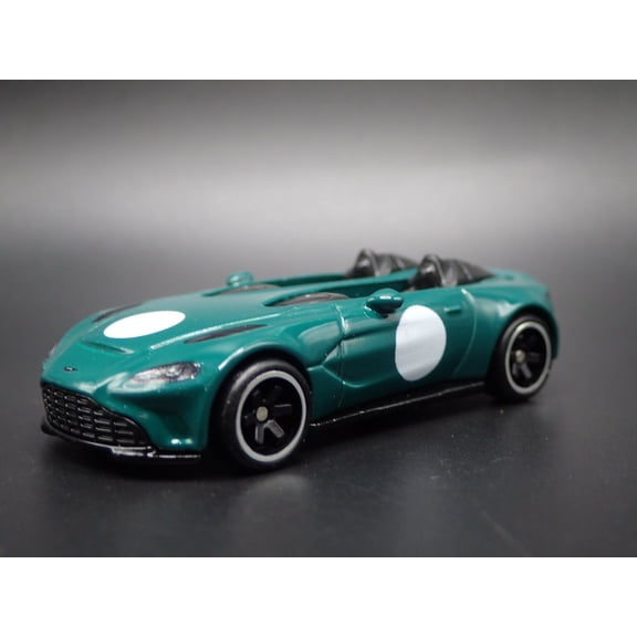 Open Box ASTON MARTIN V12 SPEEDSTER 1/64 SCALE COLLECTIBLE DIORAMA DIECAST MODEL CAR