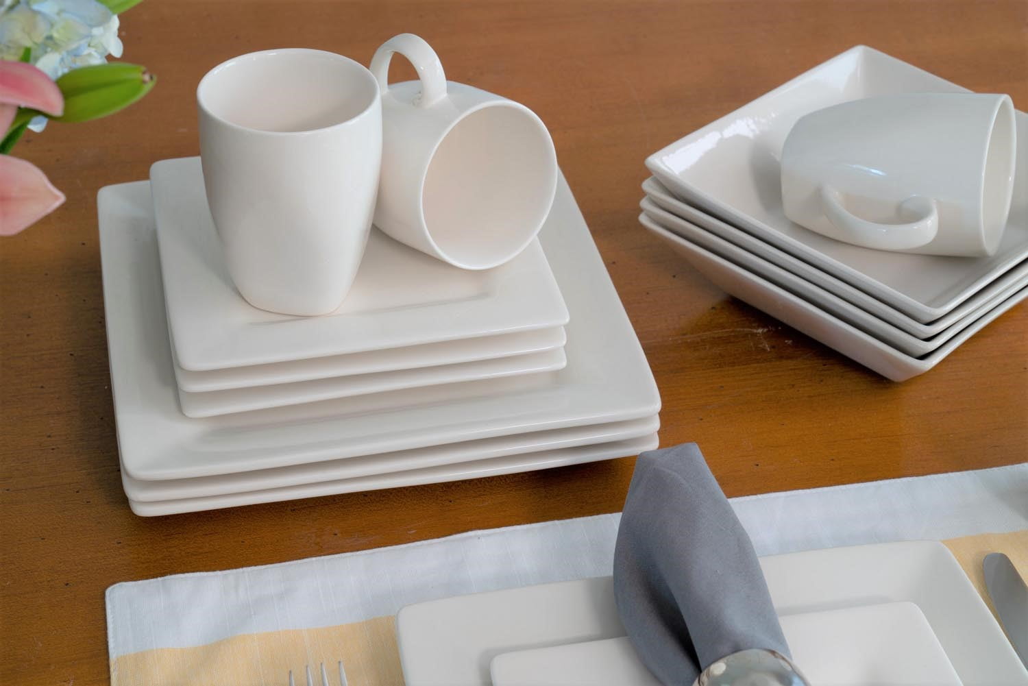 10 Strawberry Street Nova Square 16-Piece Stoneware Dinnerware Set