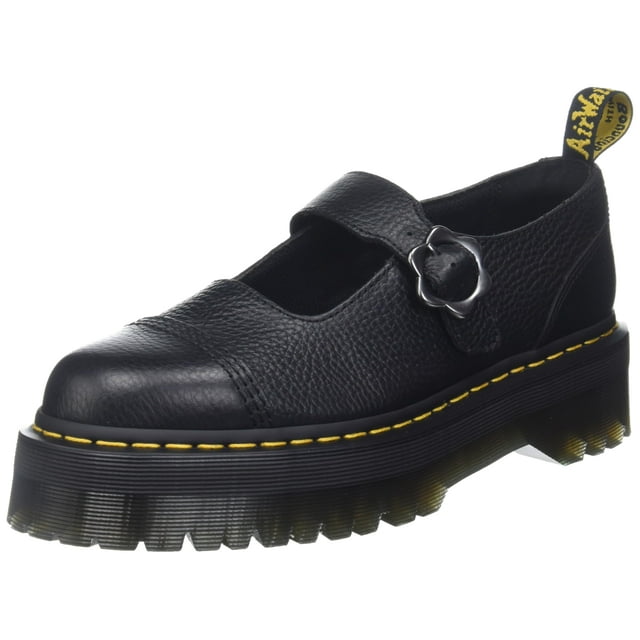 dr. martens addina flower mary jane flat black milled nappa 7 para mujer — Mary-Jane en napa molida negra con correa y hebilla con detalle de flor, punta redonda, forro de piel y lengüeta trasera con logo Dr. Martens; suela Quad resistente de 1 7/8 pulgadas con pespunte amarillo visible, apta para el uso cotidiano y adecuada para caminar en ciudad.