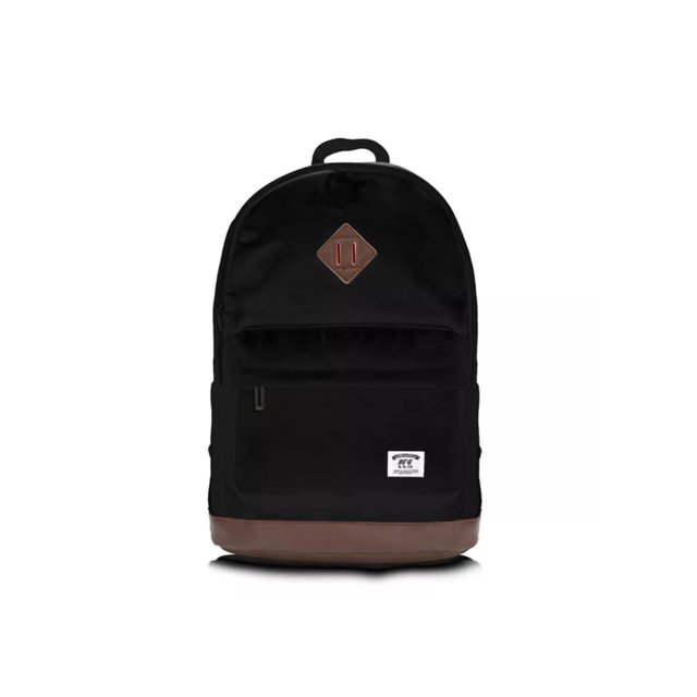 mochila urban youth unisex 28l con bolsillo para portátil negro — vista frontal centrada de mochila urbana con base y detalle inferior marrón sintético, cierre principal con cremallera y bolsillo frontal grande con cremallera; parche frontal pequeño y rombo decorativo en la parte superior, tirantes ajustables y asa superior; forro de poliuretano con bolsillo acolchado interno para notebook, dos bolsillos laterales y bolsillo trasero antirobo; a menudo usada también para llevar papelería y gadgets en el día a día.