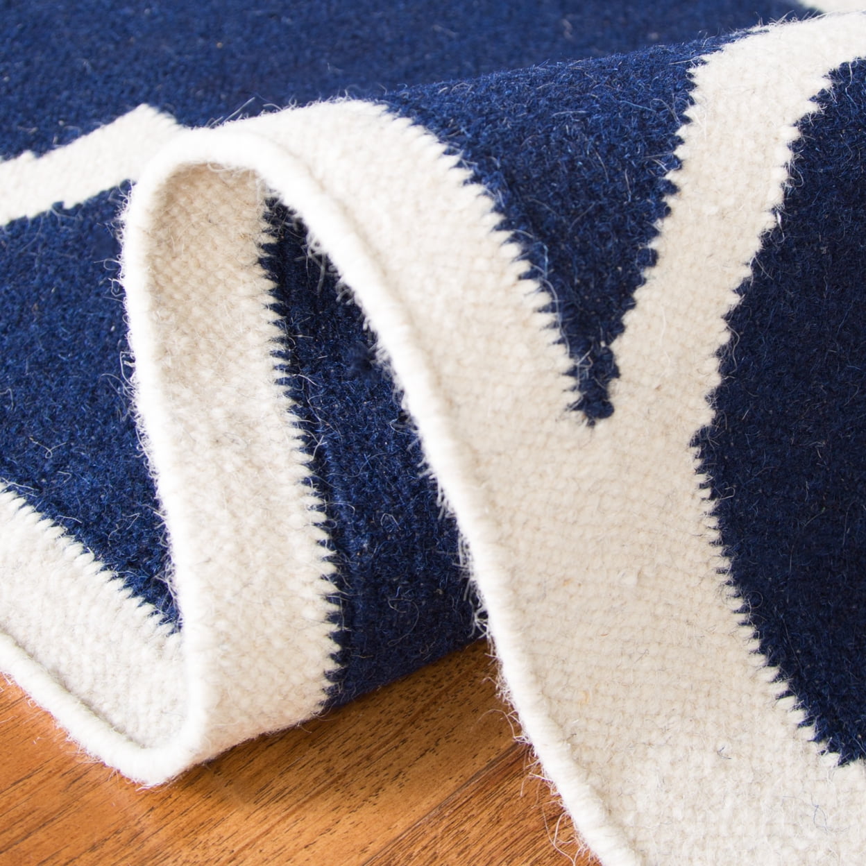 SAFAVIEH Dhurrie Tobias Geometric Moroccan Wool Area Rug, Navy/Ivory, 5' x 8'