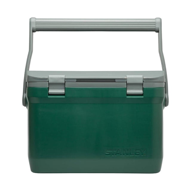 stanley hielera adventure easy carry outdoor 16 qt (15.1l) verde 15.1l stanley adventure easy carry outdoor 16 qt Hielera verde, vista frontal centrada con tapa cerrada y asa abatible; cuerpo rectangular con bordes redondeados, dos pestillos grises visibles, logo STANLEY en relieve en el frente y asas resistentes. Especificaciones visibles: capacidad 21 latas, aislamiento al vacío reforzado, a prueba de fugas, peso 3.1 kg y dimensiones 44.5 x 38.1 x 30.5 cm; ideal para camping y actividades al aire libre, también adecuada para transportar termos y bebidas en viajes cortos.