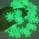 thumbnail image 4 of 50 piezas de pegatinas de pared con forma de copo de nieve luminoso de Navidad que brillan en la oscuridad, pegatinas de pared fluorescentes para fiestas de Navidad y Año Nuevo en el hogar, 4 of 5