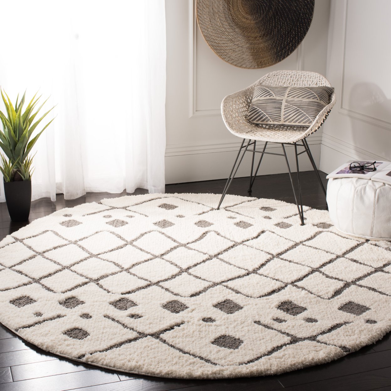 SAFAVIEH Sparta Eliot Geometric Polyester Shag Area Rug, Ivory/Grey, 5'1" x 7'6"