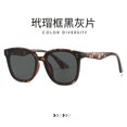 thumbnail image 1 of Gafas de sol de pieza de té con montura negra estilo de gama alta para hombres 2023 gafas de sol adelgazantes de cara grande de moda ZefeiWu  9024715084026, 1 of 1
