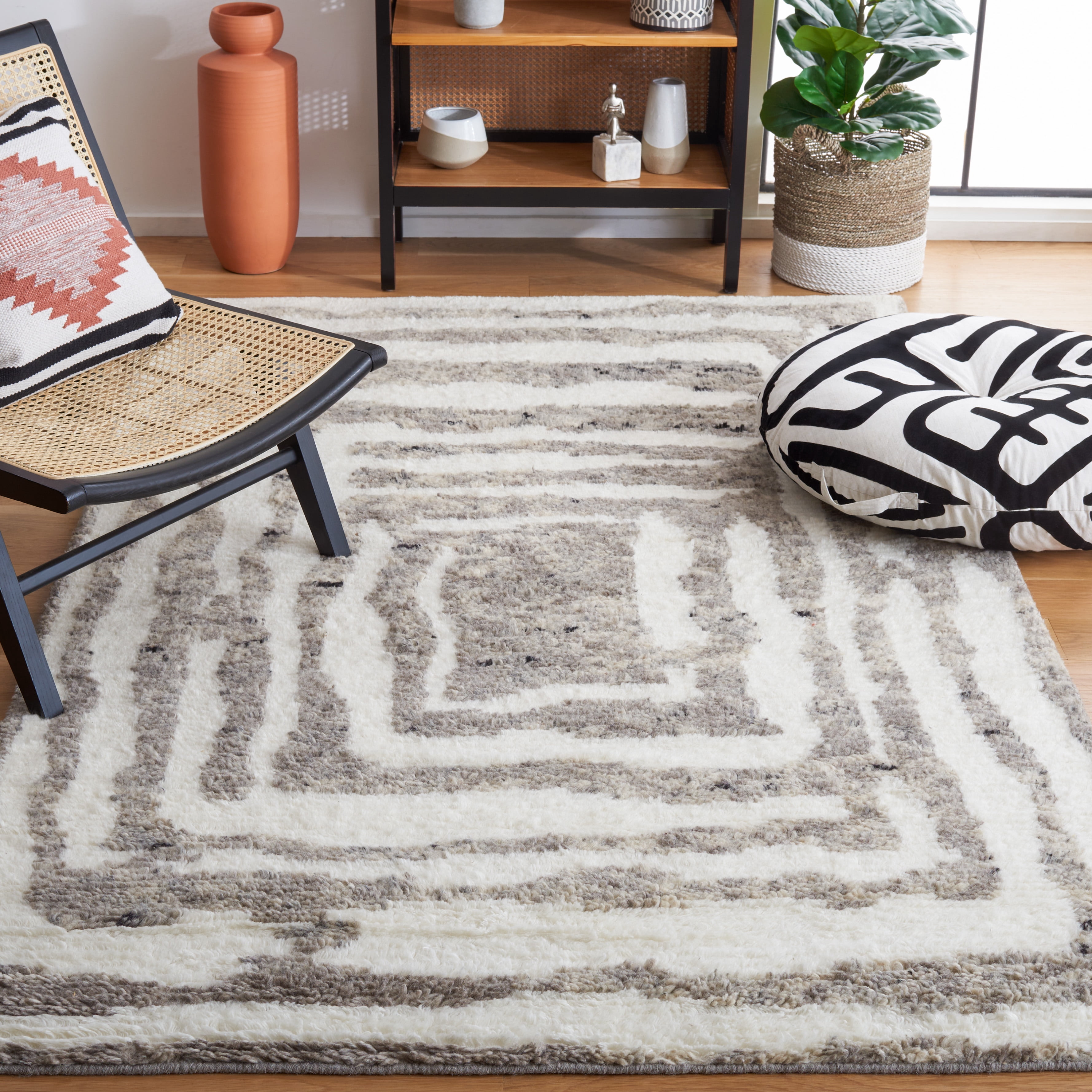 SAFAVIEH Casablanca Isaiah Geometric Area Rug, Ivory/Grey, 4' x 6'