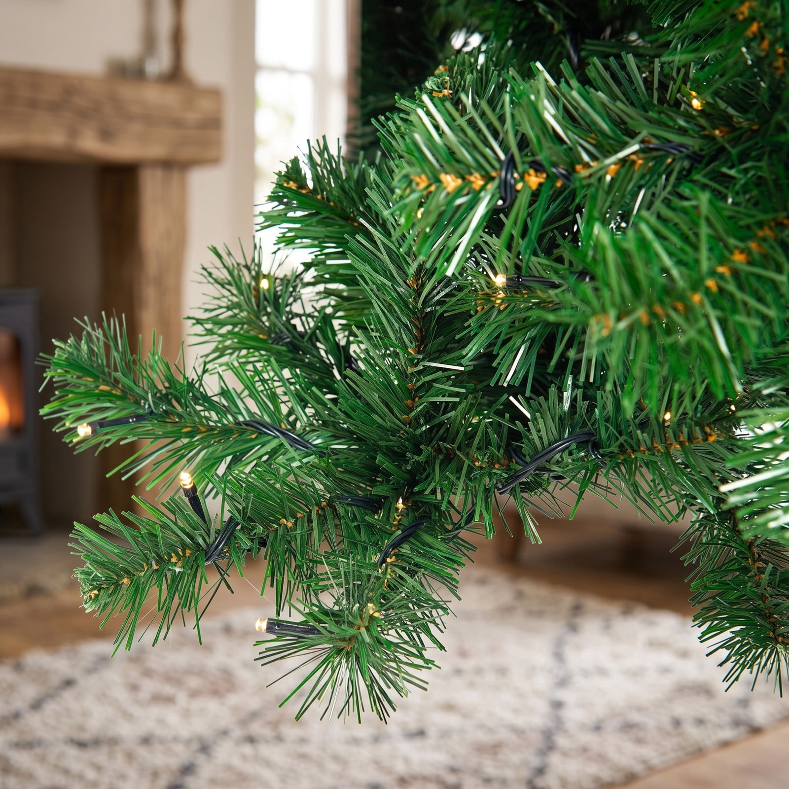 RUIE 9 FT Pre-Lit Artificial Christmas Tree with 700 Warm White LED Lights, 2028 PVC Branch Tips, Hinged Xmas Tree with Metal Stand for Indoor Holiday Home, Green