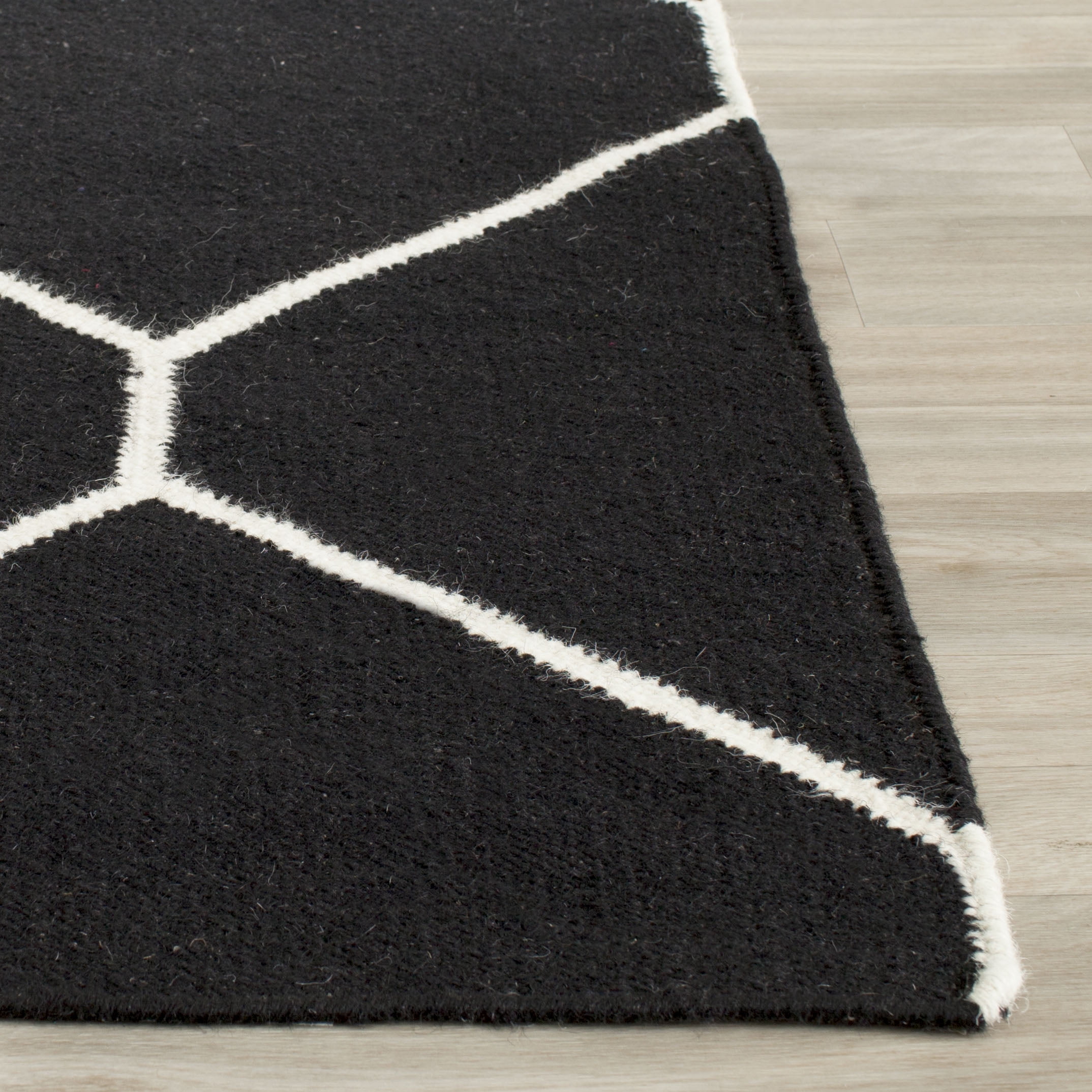SAFAVIEH Dhurrie Solomon Geometric Moroccan Wool Area Rug, Black/Ivory, 4' x 6'