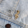 thumbnail image 2 of Broche con forma de nota de micrófono con insignia de aleación de oro y plata galvanizada, decoración para mochila de estudiante, 2 of 6