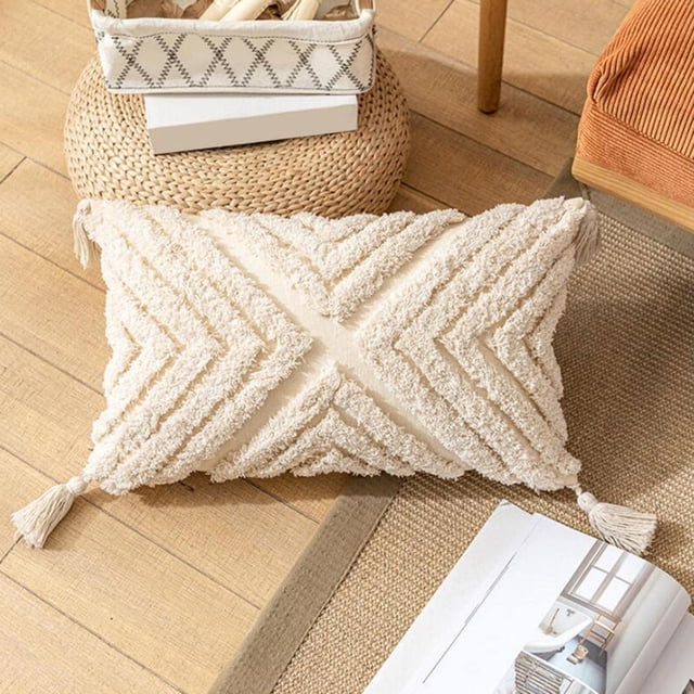 decorativas para cojines de sofá, de almohada de tiro bohemio, de almohada con borla copetuda para la silla del sofá de 1 rectángulo blesiy boho tiro fundas de almohada Rectángulo beige 30x50 cm vista frontal de funda BLESIY de algodón con patrón en V de mechones, cierre oculto y cuatro borlas en las esquinas; textura tejida capitoné, colocada sobre piso junto a alfombra, adecuada también como cojín lumbar decorativo.