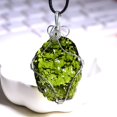 thumbnail image 1 of Collar de cristal con colgante irregular de moldavita, con cordón de cuero Na, 1 of 5