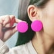 thumbnail image 3 of Pendientes de pintura en aerosol redondos de 20 colores, pendientes de moda simples, personalidad acrílica, color caramelo, joyería para las orejas para mujer, 3 of 4