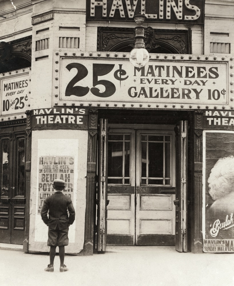 St. Louis Movie Theater. /Na Movie Theater Where Boys Spend Their