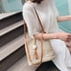 thumbnail image 4 of Bolsa de asas de bolso portátil tejido de paja de verano 1pc para mujeres chicas (marrón), 4 of 5