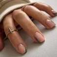 thumbnail image 1 of Stbisen Uñas postizas adhesivas Green French Tips con borde dorado, 30 piezas, 1 of 7