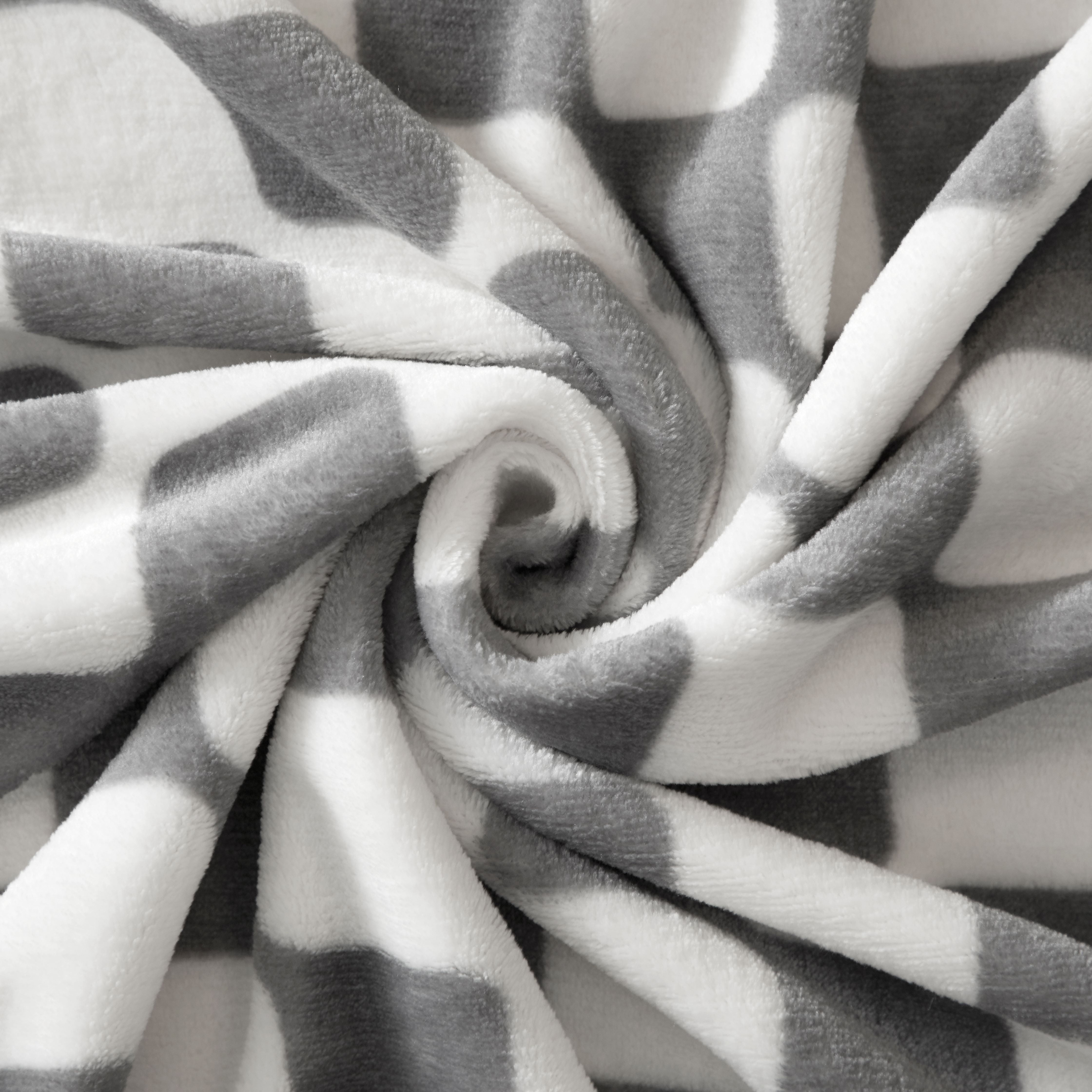 Mainstays Plush Throw Blanket, 50" x 60", Grey and White Check