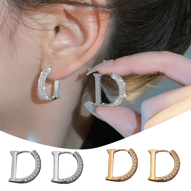 Pendientes letra D de diamante | Tachuelas de aleación oro o plata con circonitas | Postes de plata de ley 925 | 1.5x2cm | Joyería clásica y duradera para mujer | Cómodos para uso diario