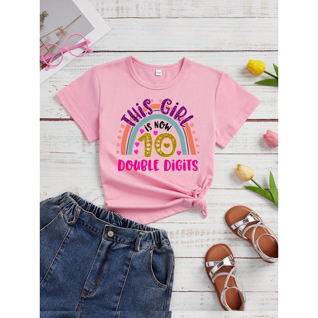 Camiseta con estampado "This Girl is Now 10 Double Digits" para niña, cuello redondo informal, manga corta, tejido de algodón suave, corte regular, ideal para actividades de verano al aire libre.