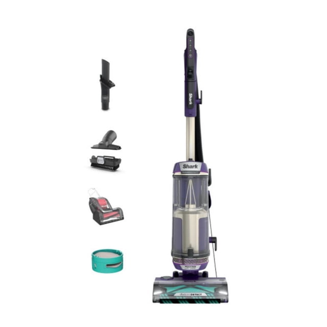 aspiradora vertical shark powerdetect negro con filtro hepa y succión potente para mascotas Berenjena; vista frontal con depósito transparente, tubo metálico y mango ergonómico, cabezal DuoLimpie autolimpiante para pelo de mascotas sobre diferentes superficies, accesorios a la izquierda (boquilla estrecha, cepillo para tapicería, herramienta para pelos y anillo). También se transforma en aspiradora de mano, adecuada para alfombras y rincones altos.