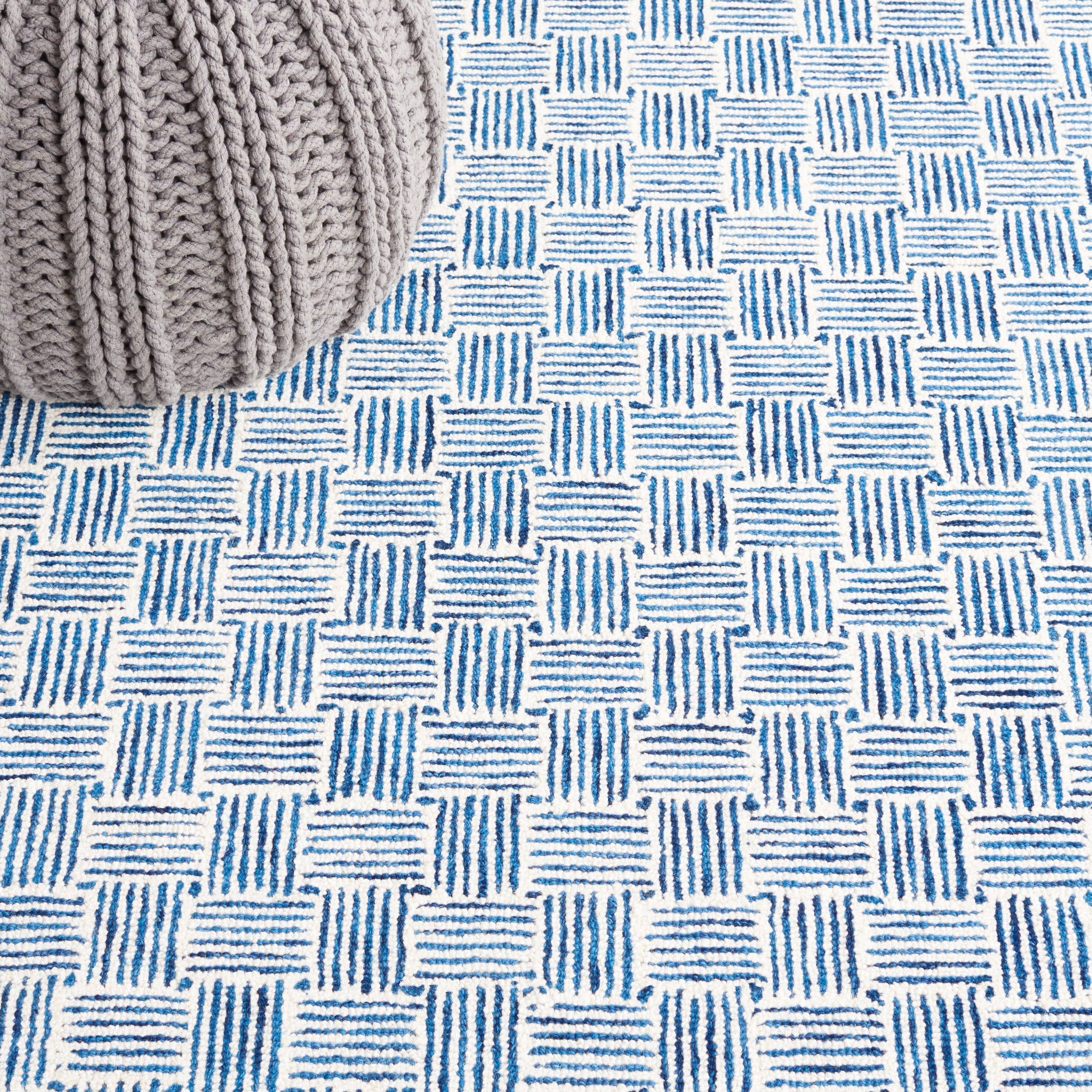 SAFAVIEH Micro-Loop Charlotte Solid Area Rug, Navy/Ivory, 6' x 9'