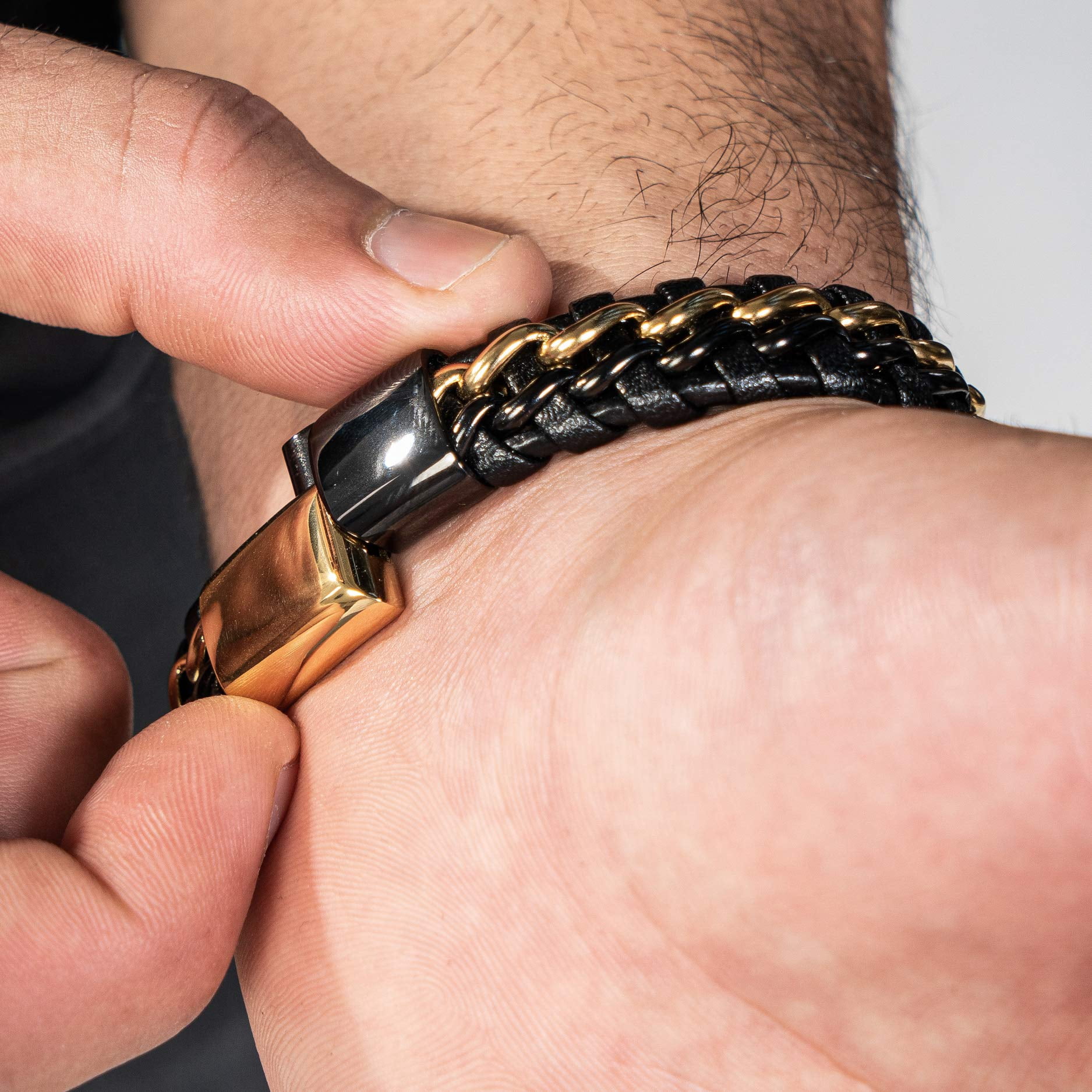 SERASAR Leather Bracelet for Man "Steel" with stainless steel magnetic closure, Gold/Black 20cm, including gift box