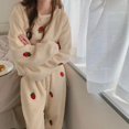thumbnail image 4 of Conjunto de pijama con estampado de fresas para mujer, ropa de dormir de franela Kawaii, a la moda, con cuello redondo, cálida para salón universitario, Invierno, 4 of 4