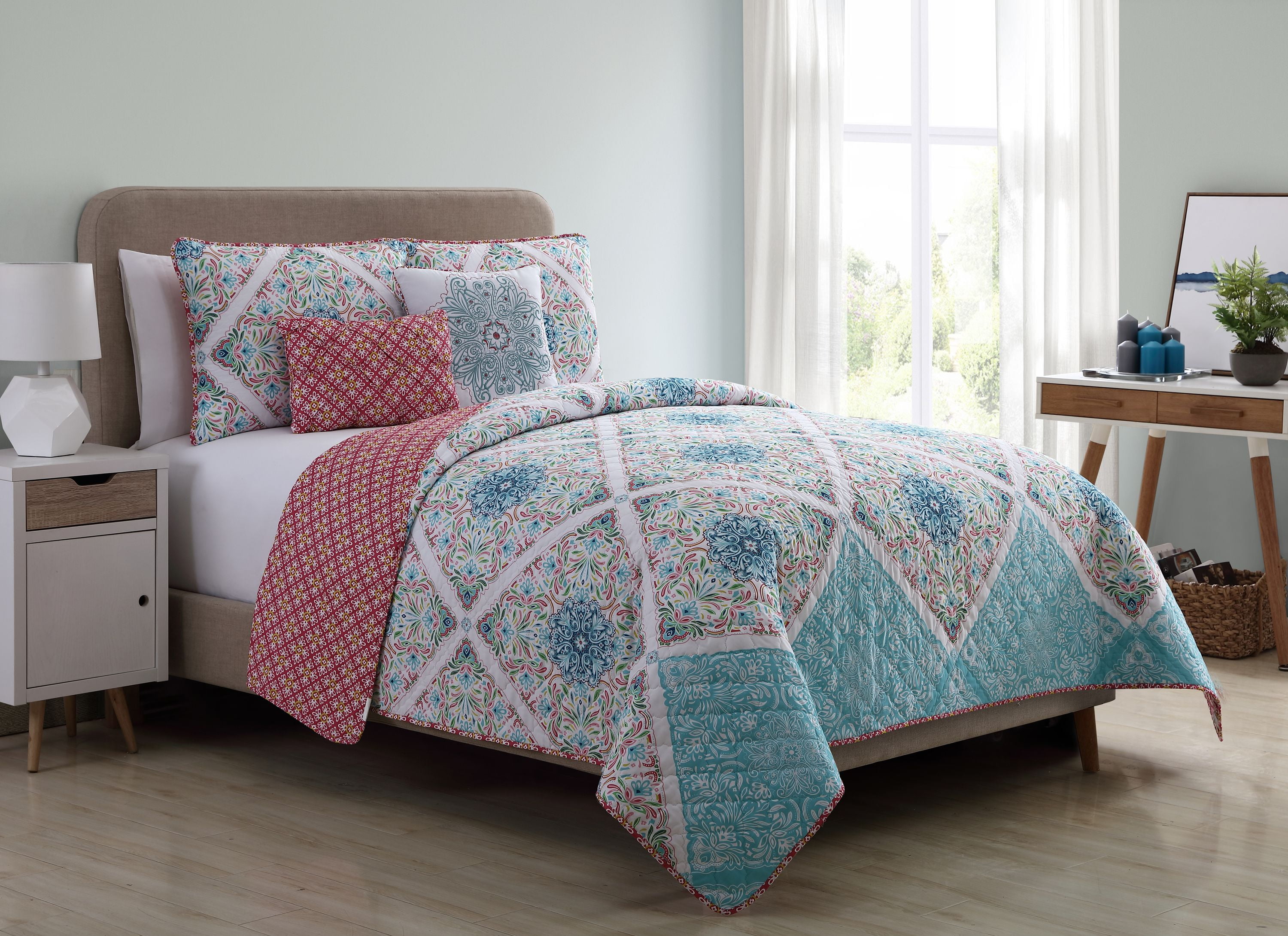 VCNY Home Windsor Floral Medallion Reversible Bedding Quilt Set