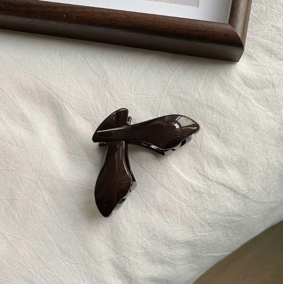 Large Chocolate Shark Clips - Strong Grip for Thick Hair, Elegant Design for Daily Wear