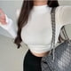 thumbnail image 2 of Camisa de base ajustada retro de corte entallado con cuello medio alto y mangas cortas y plisadas, 2 of 4