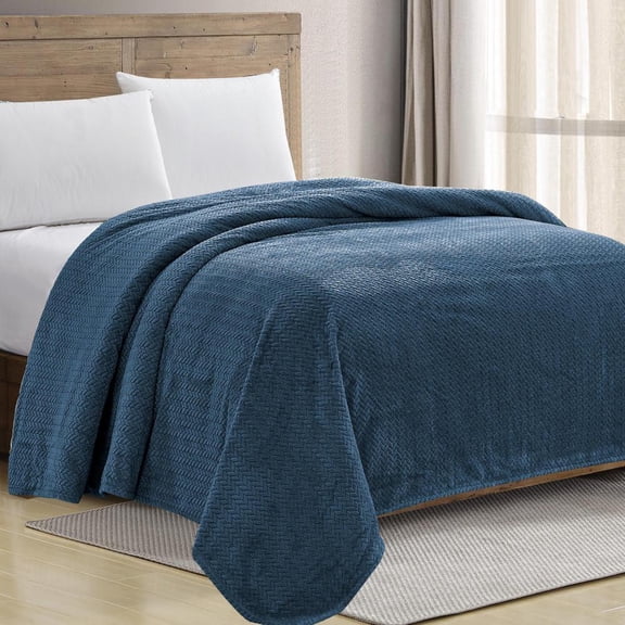 Plazatex Chevron Braided Stylish Soft Comfortable and Lightweight All Seasons Blanket Queen Navy