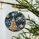 thumbnail image 1 of Colgante Navideño Misterioso Azul Marino y Dorado Acrílico Navideño, 1 of 2
